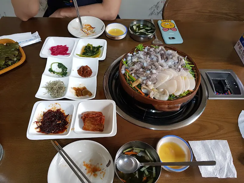 다채로운 색감과 정갈한 플레이팅이 돋보이는 막국수 한 상 차림