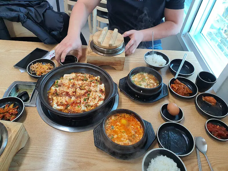 두부꽃 식당 내부