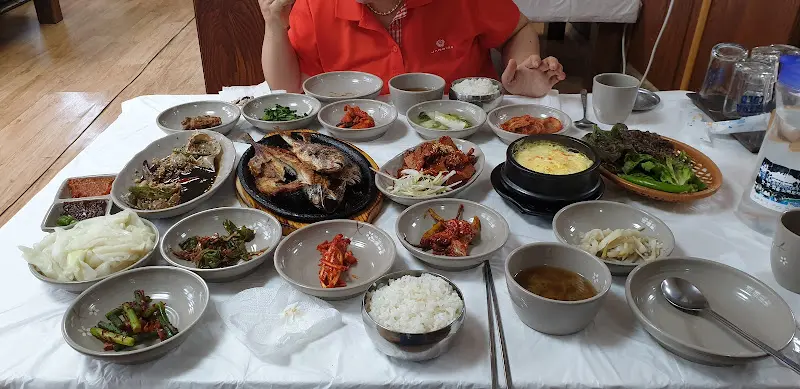 푸짐하게 차려진 한 상, 다양한 반찬들이 눈길을 사로잡는다.
