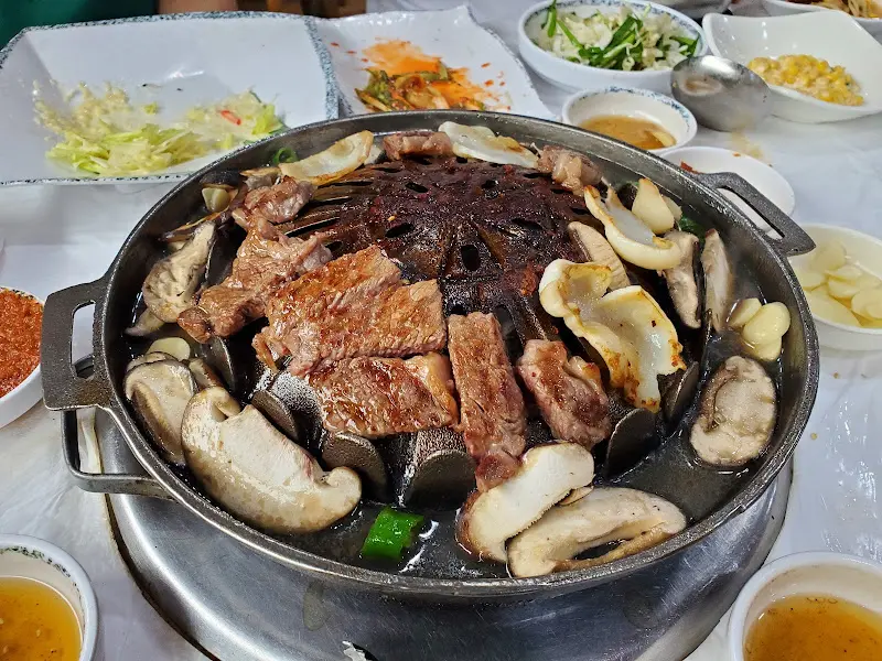 숯불 위에서 구워지는 고기와 버섯, 군침이 절로 돈다.