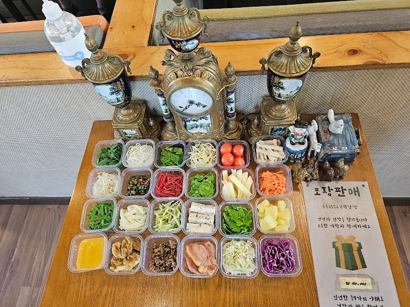 다채로운 월남쌈 재료가 담긴 플라스틱 용기들