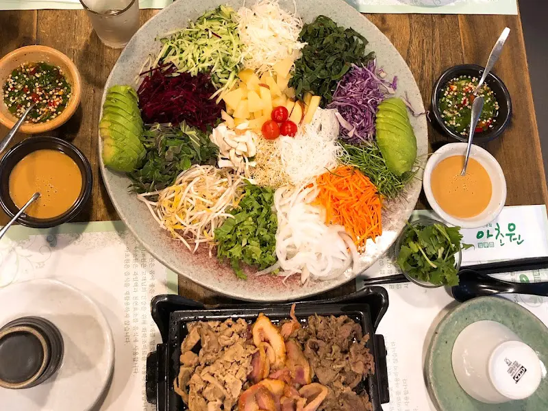 다채로운 월남쌈 재료와 소스