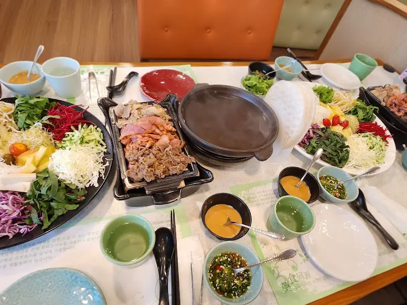 테이블 가득 차려진 월남쌈 한 상