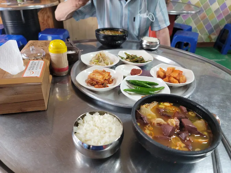 정갈하게 담긴 밑반찬들이 맛에 대한 기대감을 높인다.