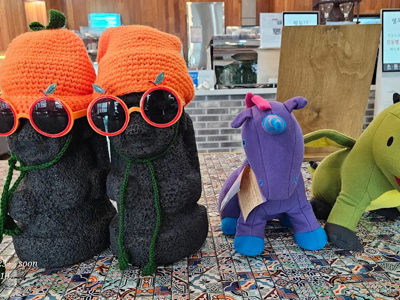 카페 내부 장식 인형