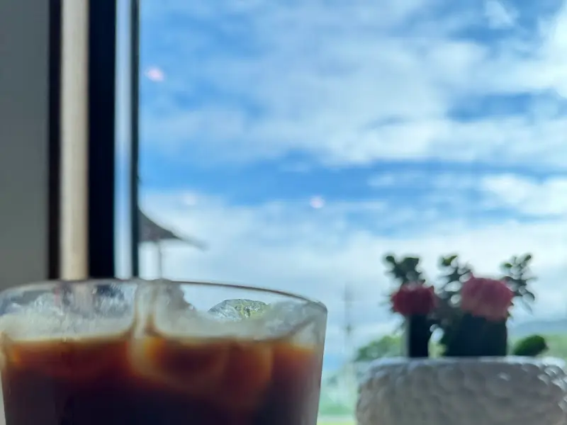 창밖 풍경과 커피