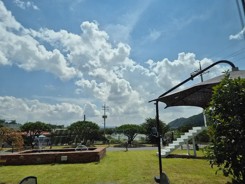 카페 외부 정원 풍경