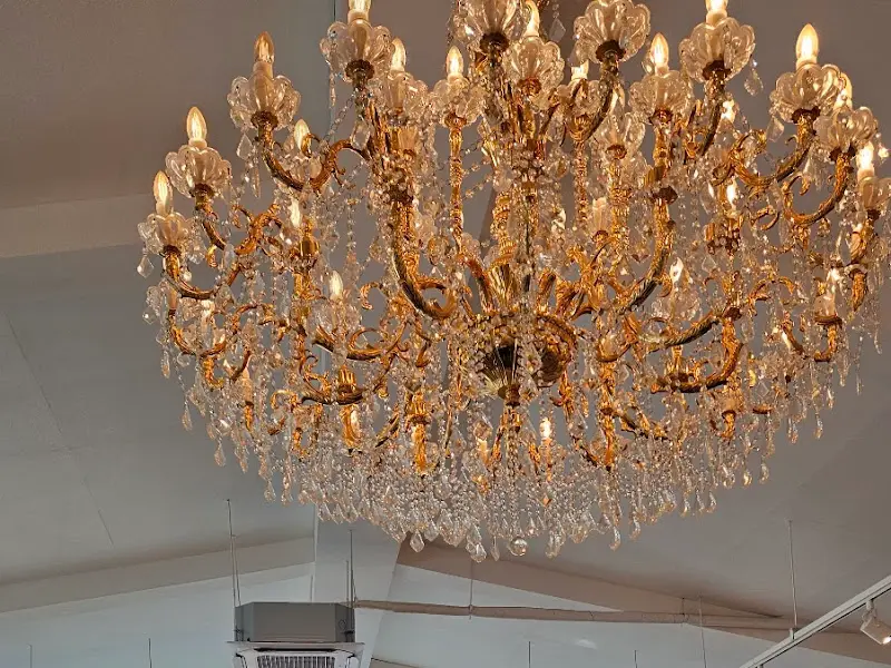 카페 천장의 화려한 샹들리에