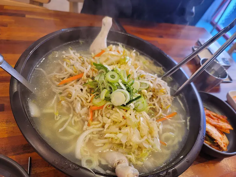 푸짐한 닭칼국수 한 상