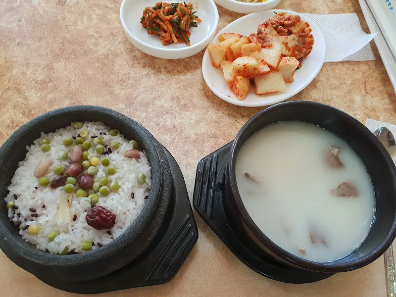 돌솥밥과 설렁탕 한 상 차림