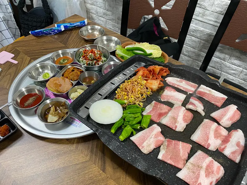 냉삼과 함께 구워 먹는 김치와 콩나물