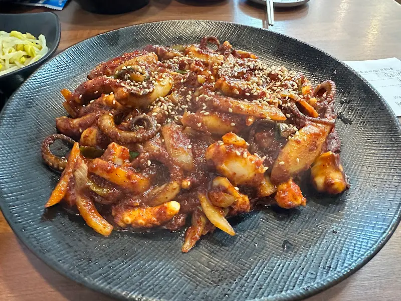 접시 가득 담긴 낙지볶음