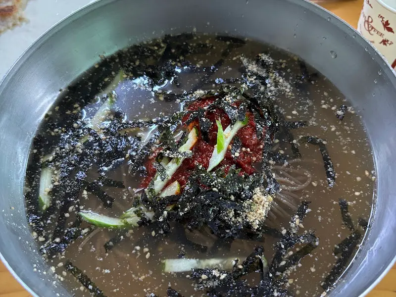 푸짐하게 담겨 나온 회막국수