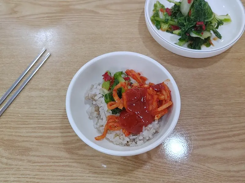 에피타이저로 제공되는 보리밥