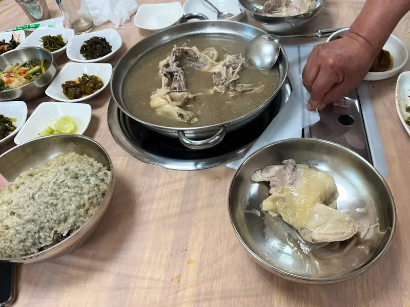 능이백숙 한 상 차림