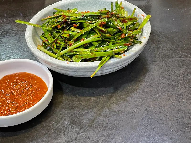 소고기 보신탕과 부추 무침