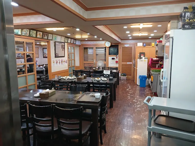 깔끔하고 넓은 홀 내부