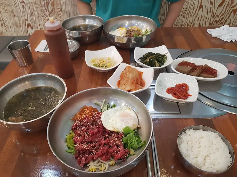 푸짐하게 차려진 생고기 비빔밥 한 상 차림