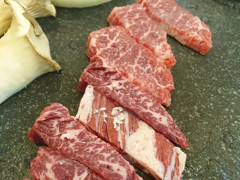 숯불 위에서 익어가는 생고기