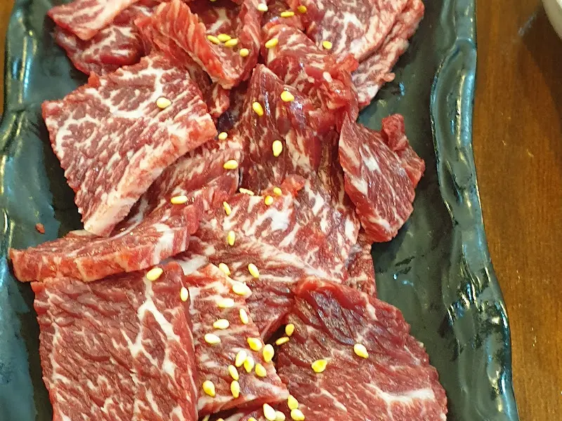 윤기가 흐르는 신선한 생고기의 자태