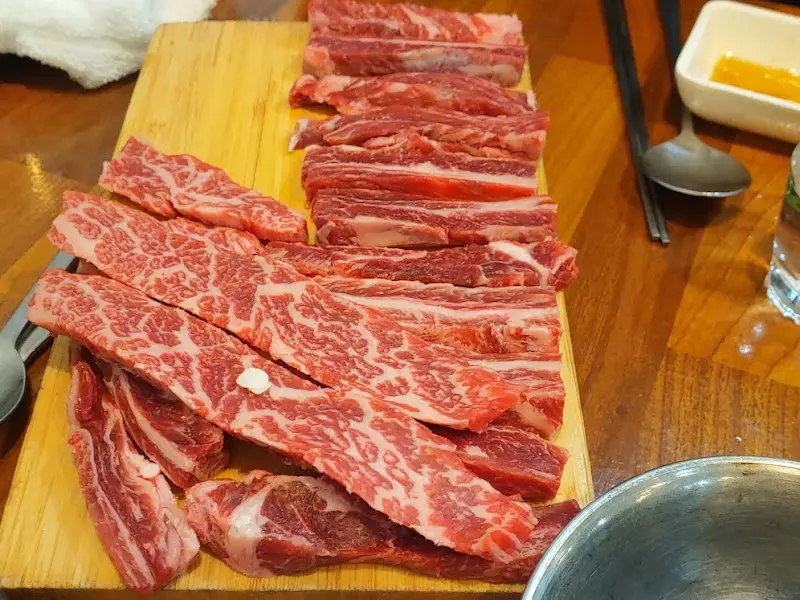 나무 도마 위에 가지런히 놓인 생고기