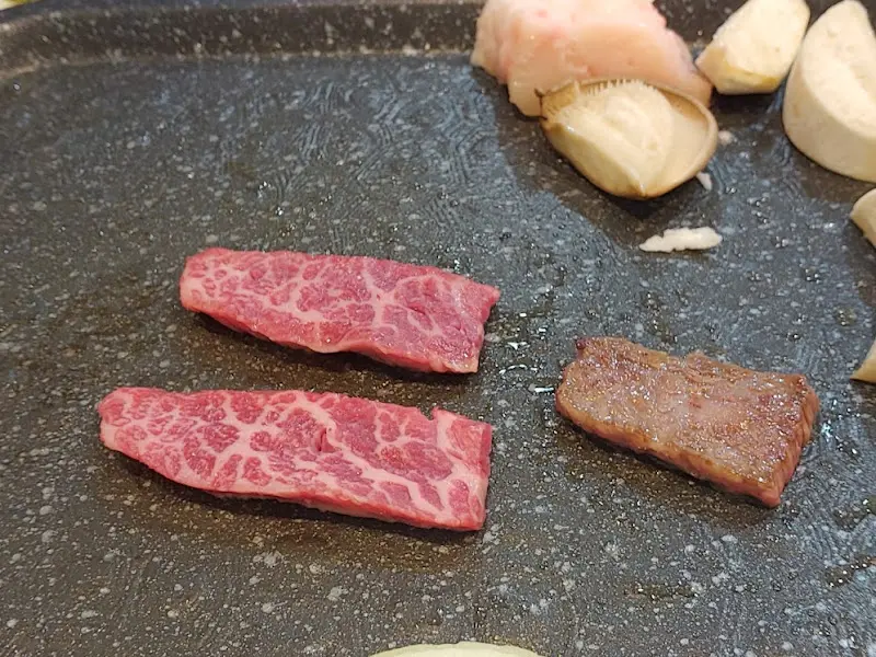 불판 위에서 노릇하게 익어가는 생고기