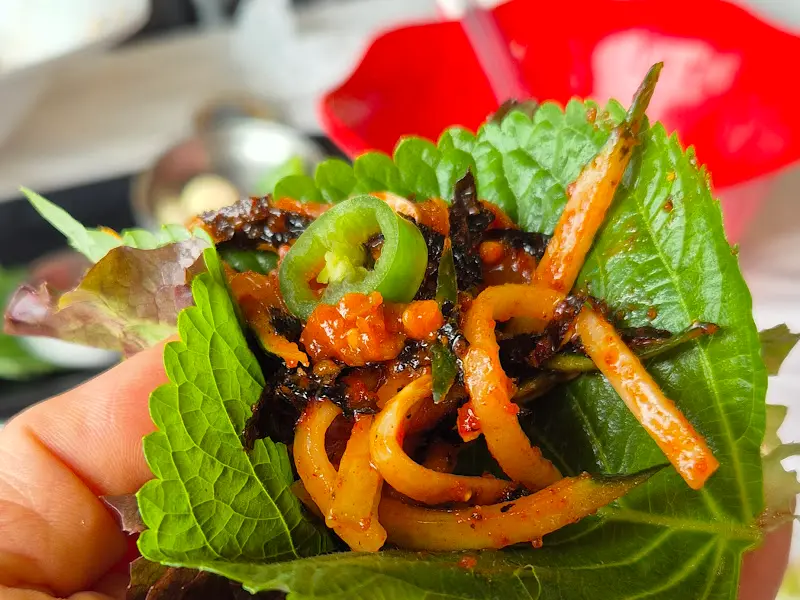 깻잎에 싸 먹는 물회