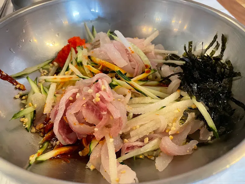 싱싱한 회와 야채가 가득한 물회