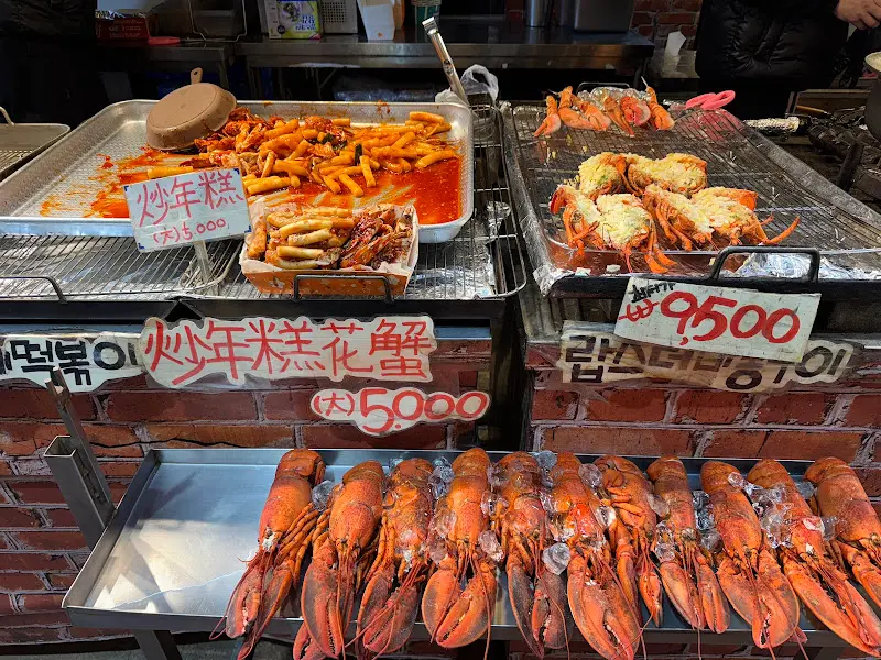 다채로운 메뉴들이 진열된 모습