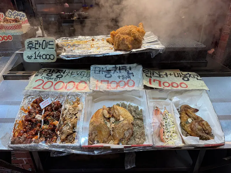 다양한 메뉴를 판매하고 있는 쇼케이스