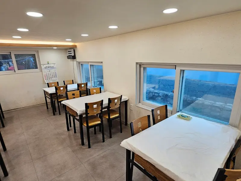 깔끔하게 리모델링된 식당 내부