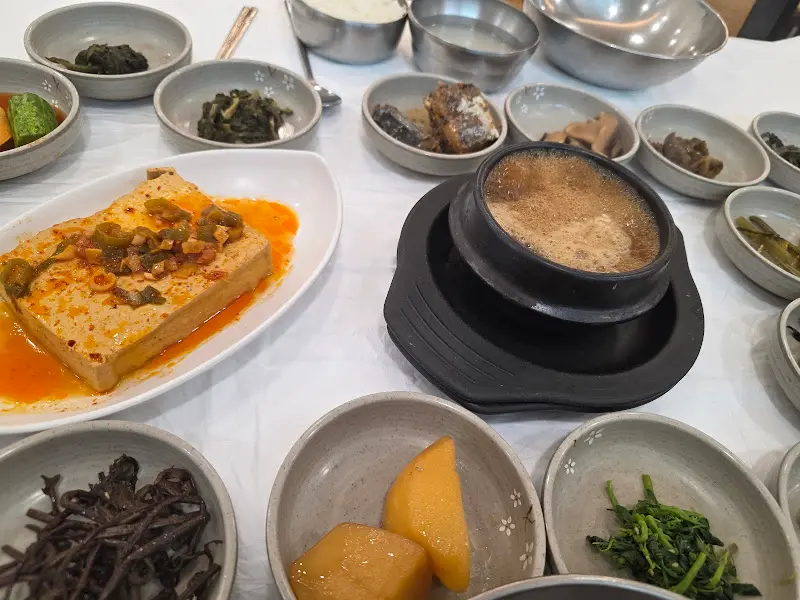 푸짐한 나물 반찬과 된장찌개