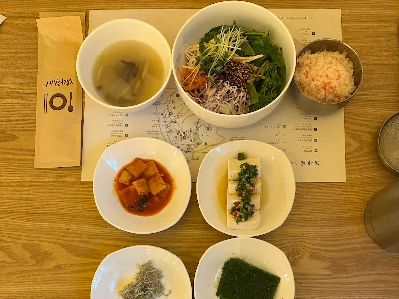 정갈하게 차려진 한 상