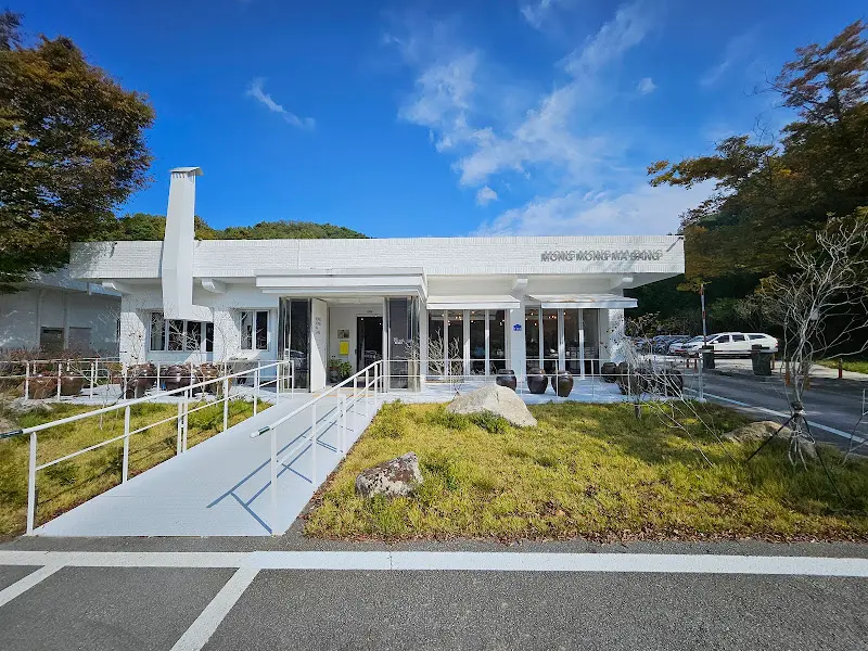 몽몽마방의 하얀 외관