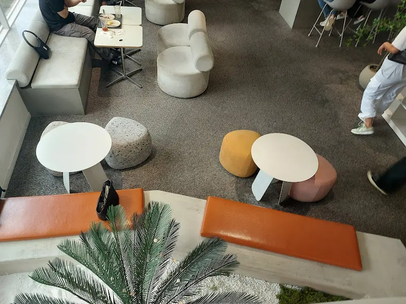 다양한 좌석 공간이 마련된 SHEEP COFFEE 내부