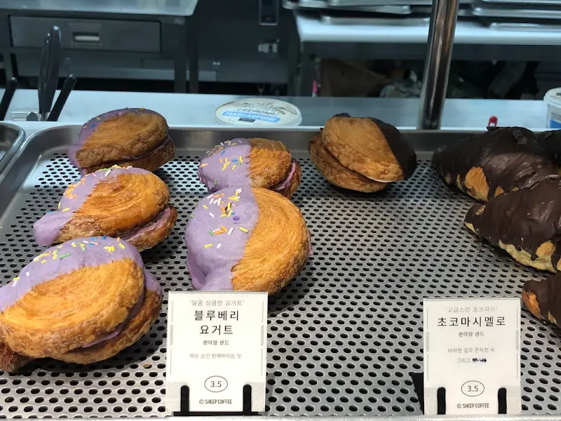 다양한 종류의 빵이 진열된 모습