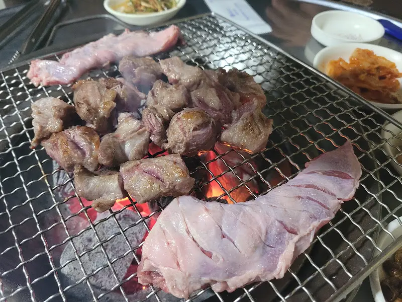 숯불 위에서 지글거리는 갈매기살