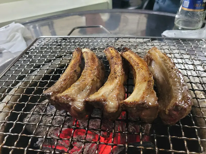 숯불 위에서 맛있게 익어가는 생등갈비