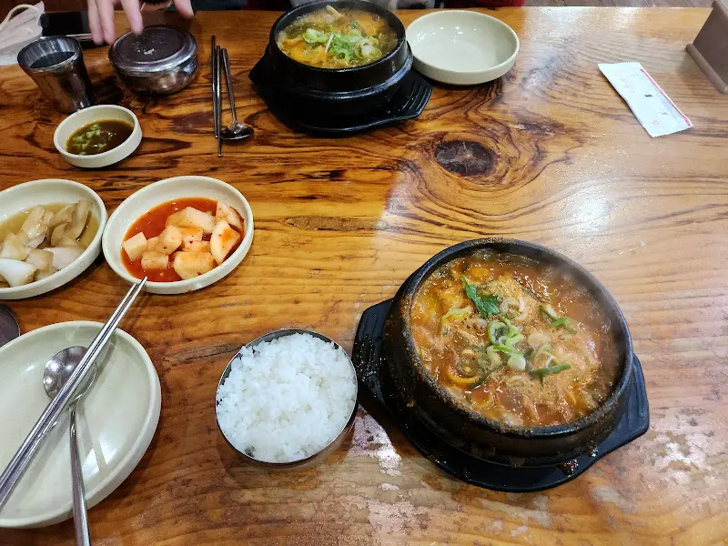 테이블 위에 놓인 뼈해장국과 반찬