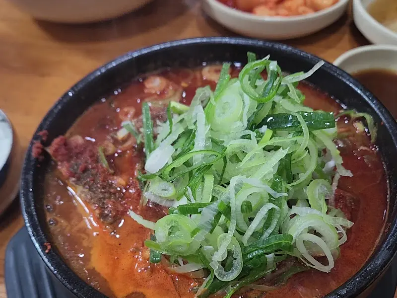 뼈해장국에 수북하게 쌓인 파