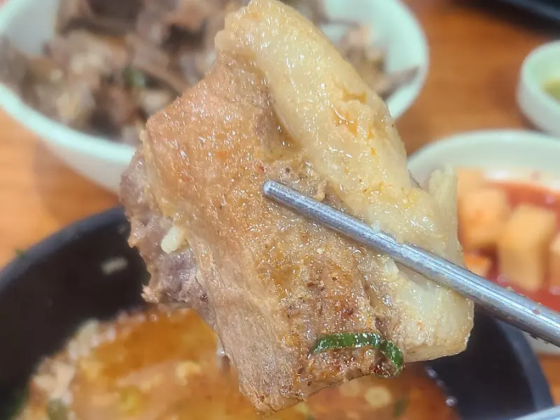 젓가락으로 들어올린 뼈해장국 고기