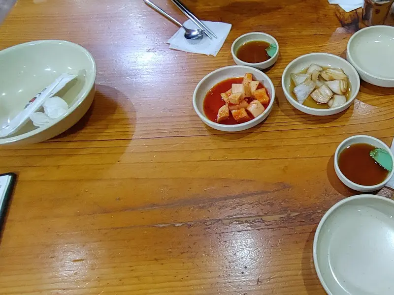 테이블 위에 놓인 뼈해장국 반찬