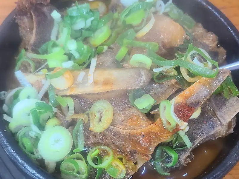 뼈해장국 속 뼈와 파