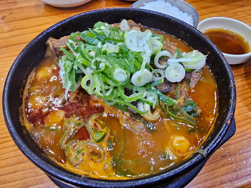 푸짐한 뼈해장국