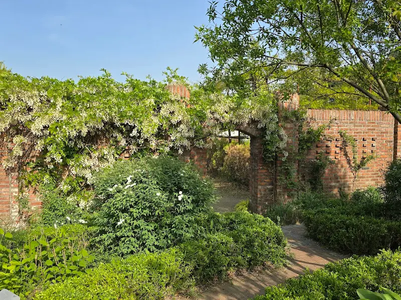 정원의 아치형 입구