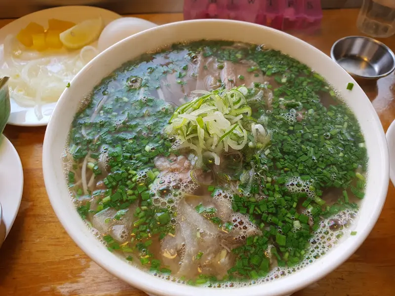 고수가 듬뿍 올려진 쌀국수