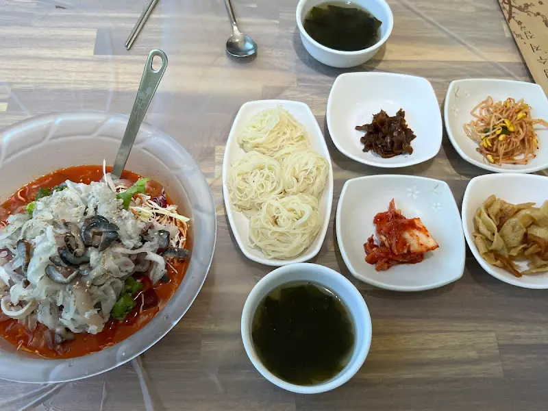 물회와 밑반찬 전체샷