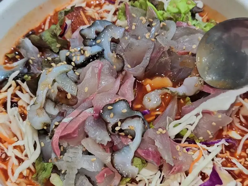 해삼이 가득한 물회