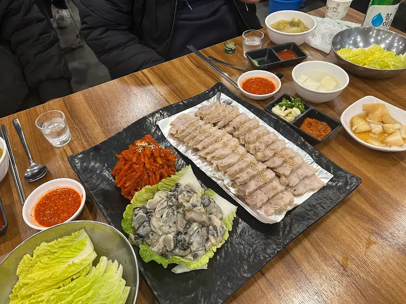 굴보쌈과 다양한 곁들임