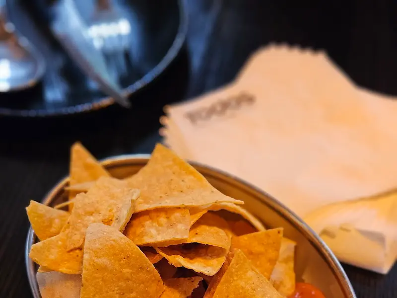 바삭한 나초와 소스